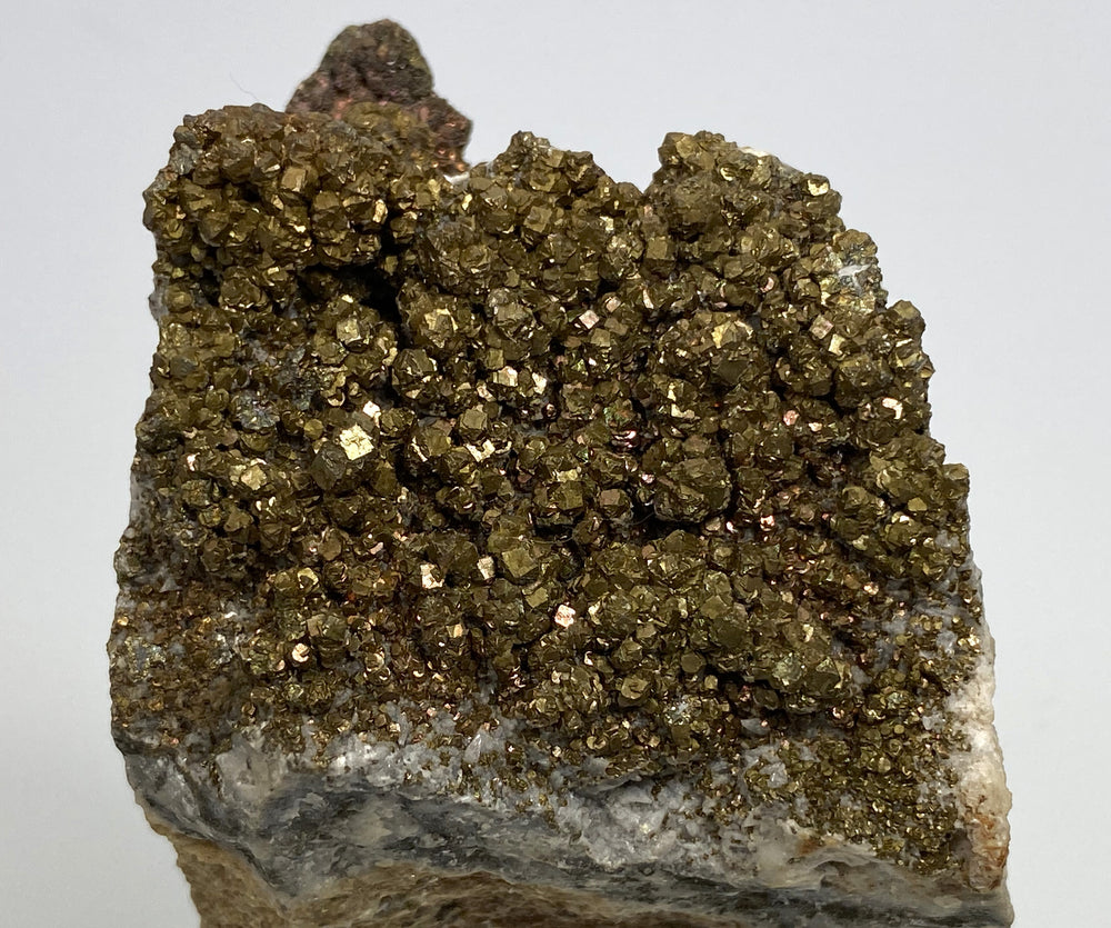 Pyrit mit Anlauffarbe auf Calcit, Hüttenberg, Kärnten, Österreich